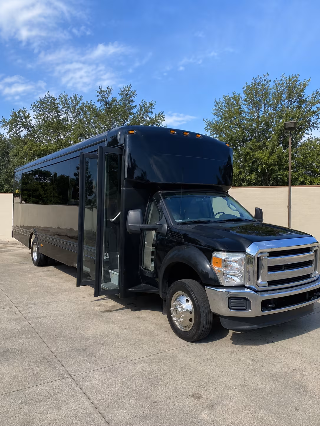 perris 20 passenger party bus